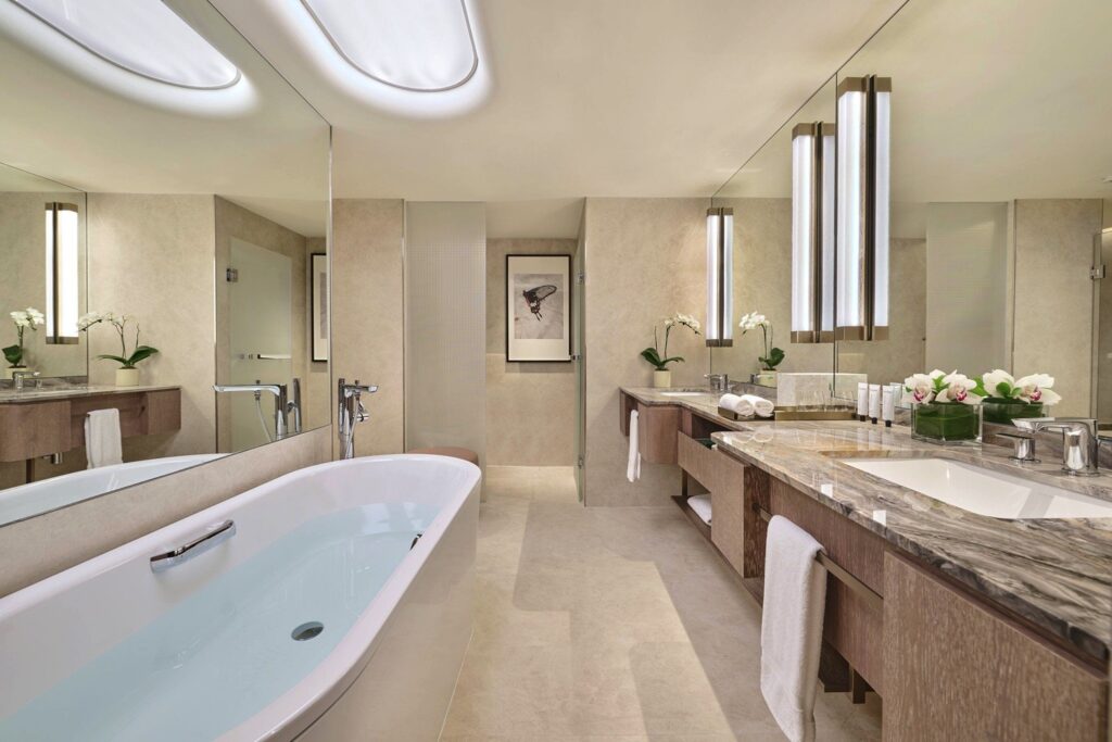 Marina Bay Suite with Balcony Badezimmer