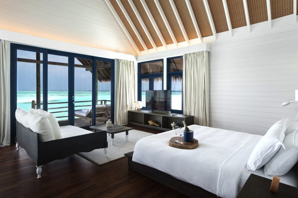 COMO-Water-Villa-Bedroom-Queen-size-bed