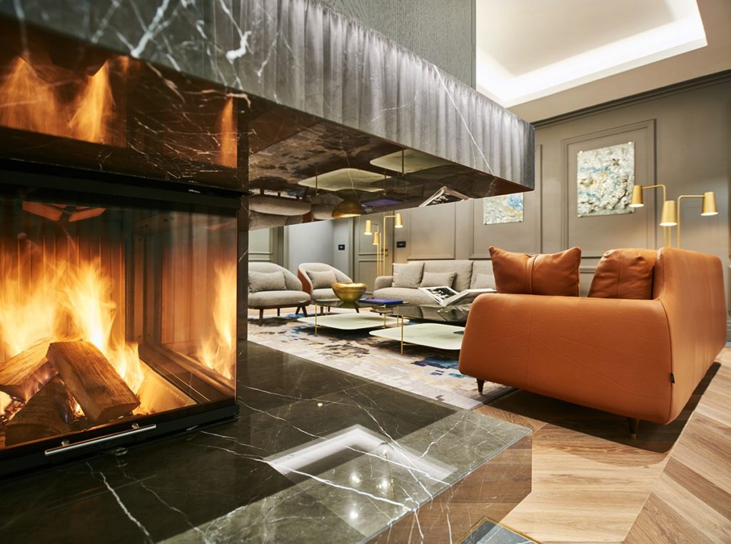 Presidential Suite Wohnzimmer mit Kaminfeuer