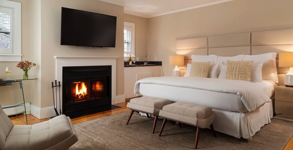 Room 3 Bett und Kamin