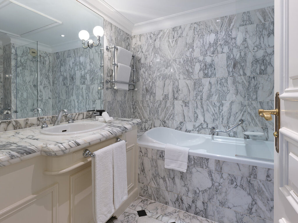 Standard Doppelzimmer mit Meerblick Badezimmer