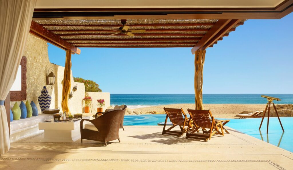 Two-Bedroom Beachfront Signature Villa Terrasse mit Pool